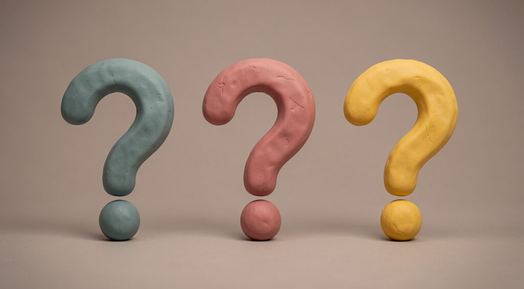 Tois points d'interrogation en plasticine.