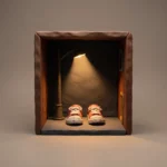 Des baskets d'enfant laissés abandonnés dans la nuit sous un lampadaire. Pâte à modeler.