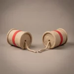 Deux gobelets reliés par une corde coupée. Création en pâte à modeler.