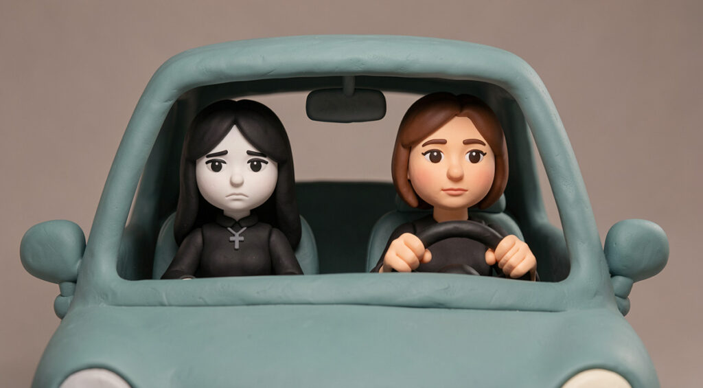 Mère et fille ado dans une voiture verte, vue de face, pâte à modeler.
