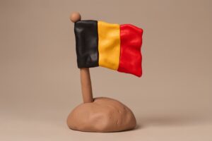 Drapeau belge sur mât. Pâte à modeler et argile.