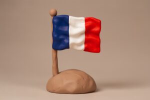 Drapeau français sur un petit mât. Pâte à modeler et argile.
