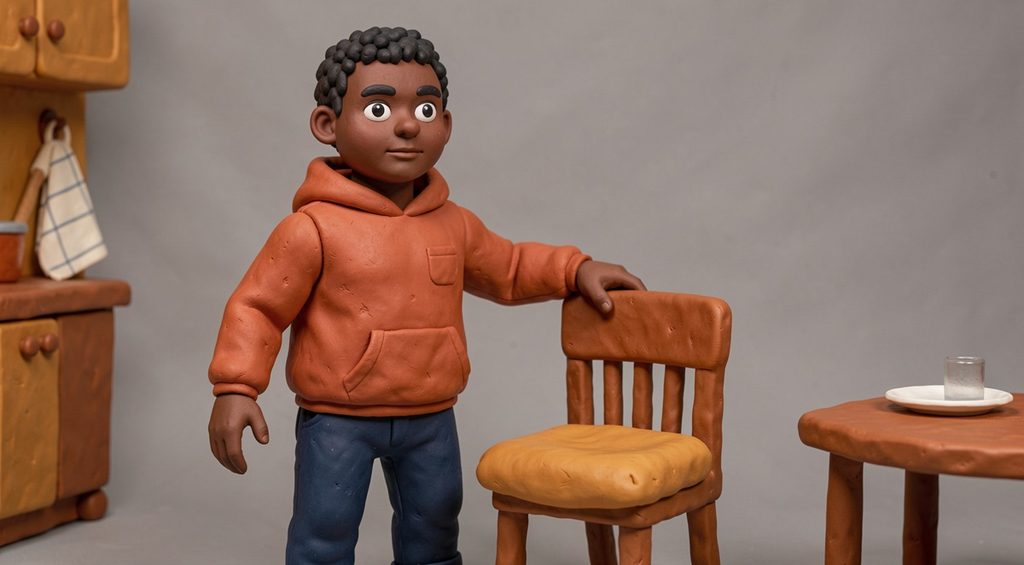 Adolescent debout à côté d'une chaise de cuisine en pâte à modeler, dont l'assise garde le creux de son poids. Scène en pâte à modeler.