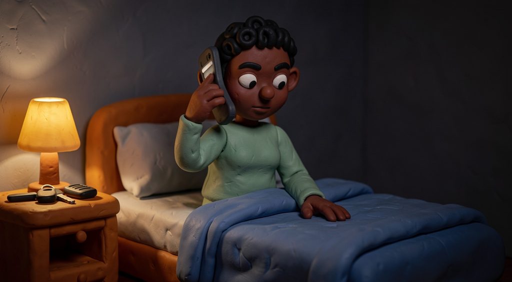 Une mère réveillée en pleine nuit répond au téléphone, dans son lit. Scène en pâte à modeler.
