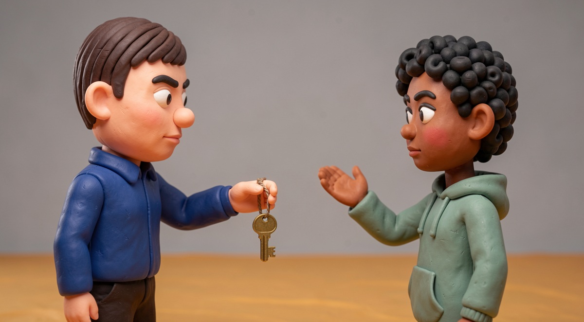 Un adulte de dos tend une clé de maison à un adolescent, la clé suspendue dans le vide entre leurs deux mains